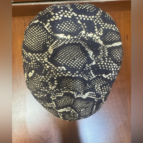 H&M Monochrome Snake Pattern Hat - Picture 4 of 6